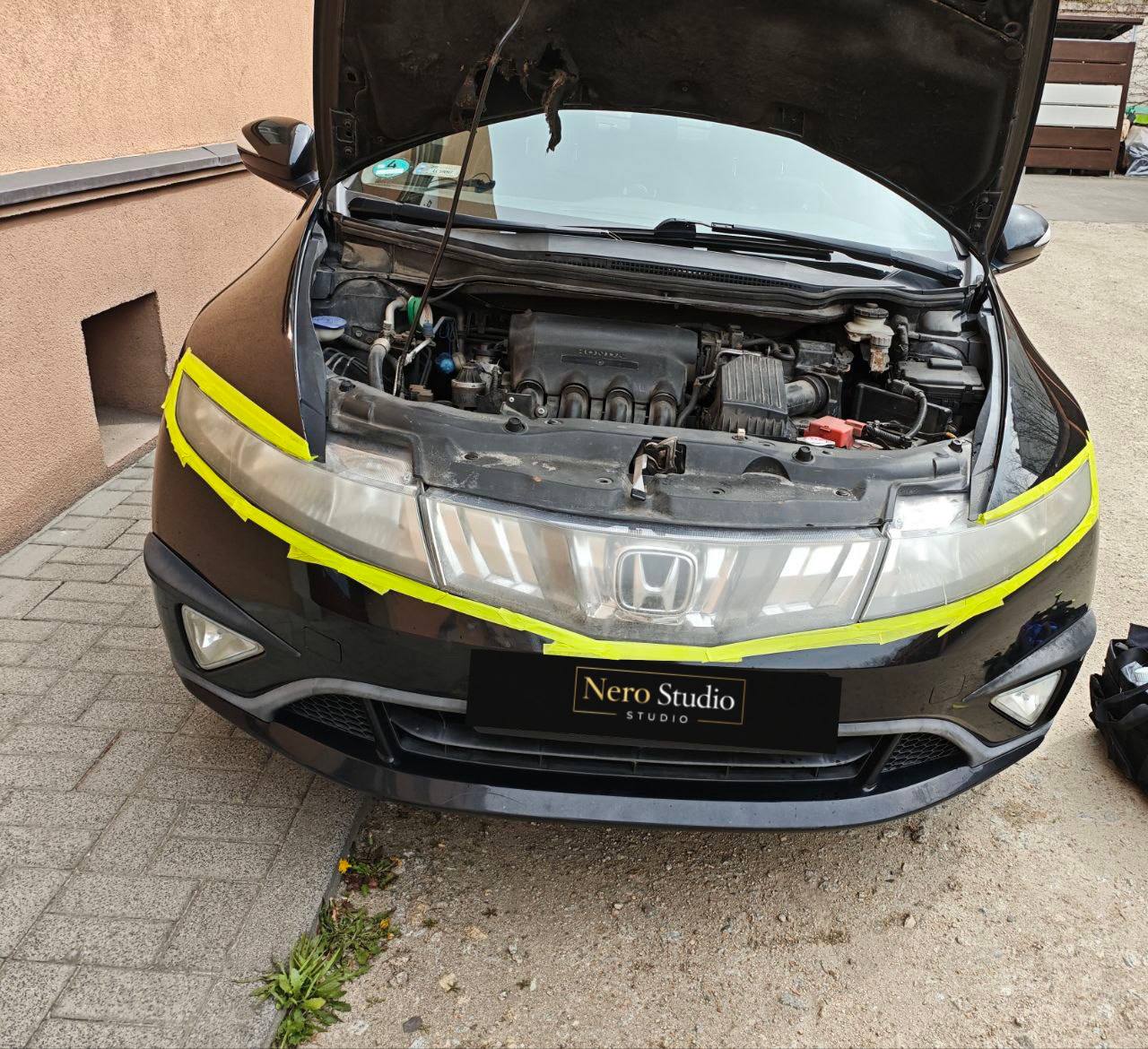 VW z żółtymi reflektorami