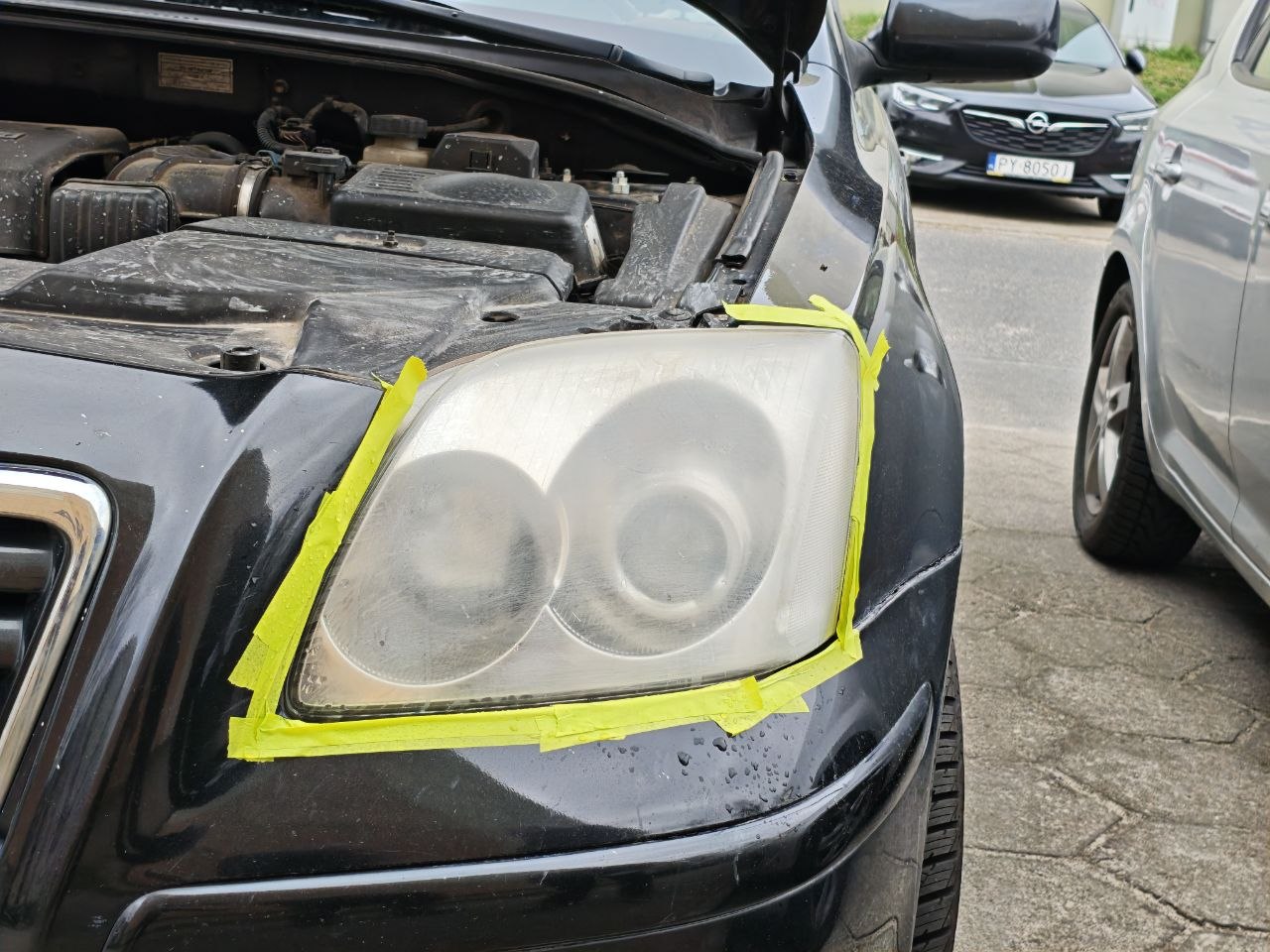 Toyota z zmatowiałymi reflektorami